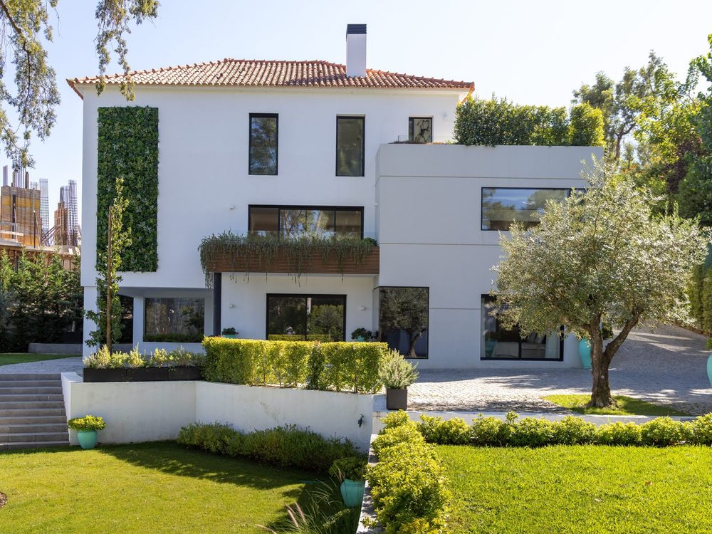 Moradia Avenida de França · Moradia T5 contemporânea · 2.000 m² de terreno · Estoril