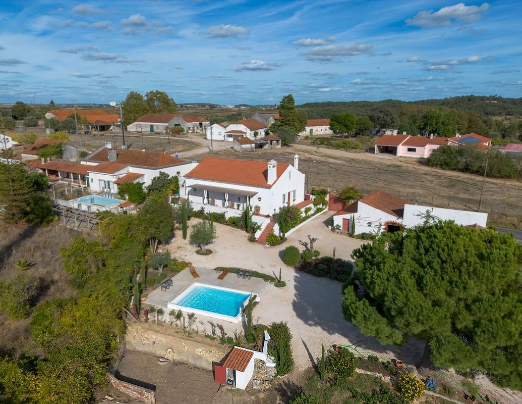 Vista aérea — casa, anexo e terreno