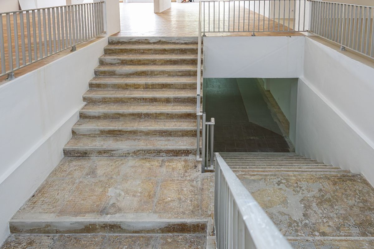 Escadaria em pedra entre pisos