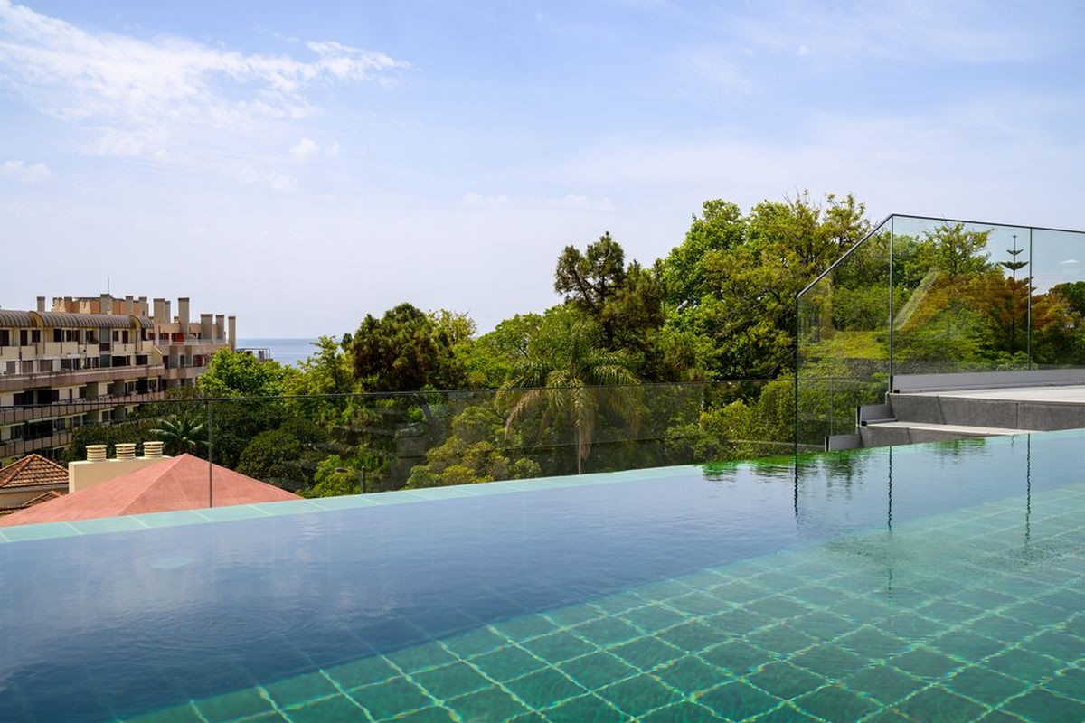 Piscina — vista sobre o Estoril