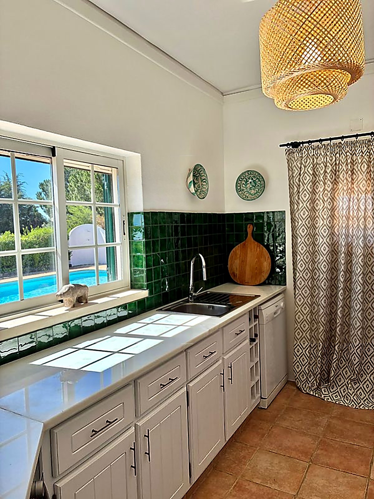 Cozinha — vista para a piscina