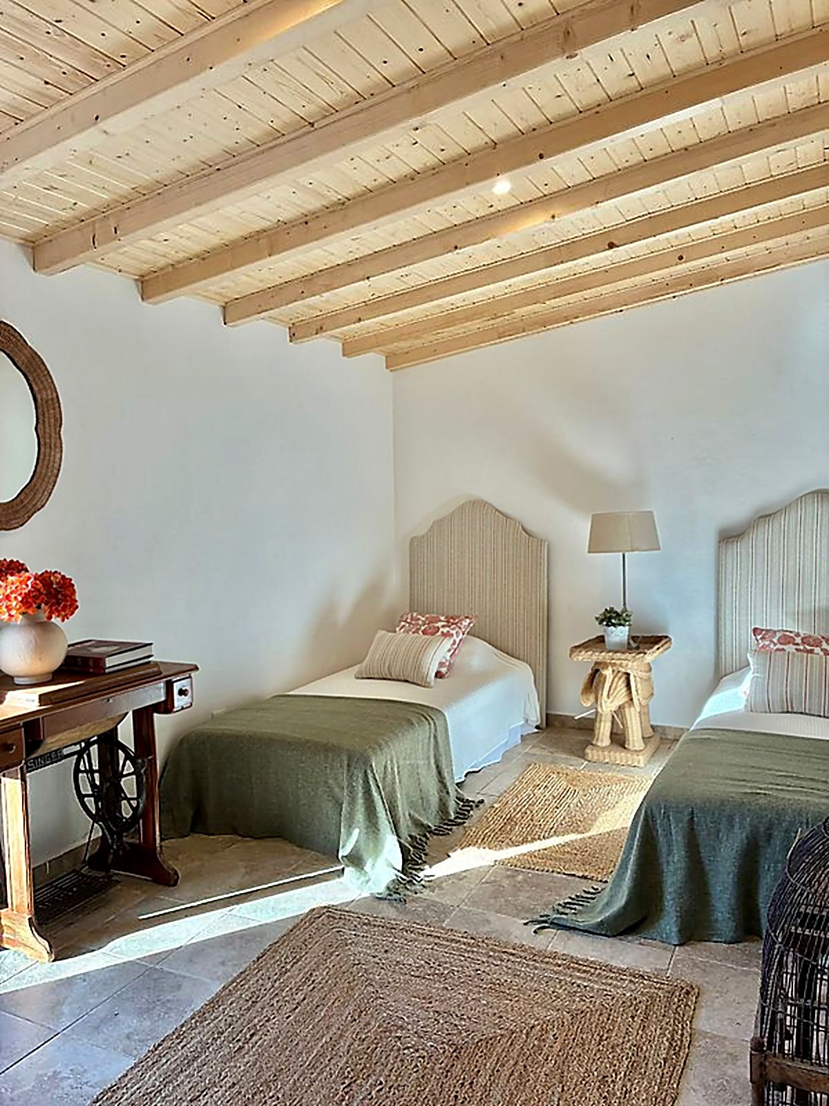 Quarto com teto em madeira