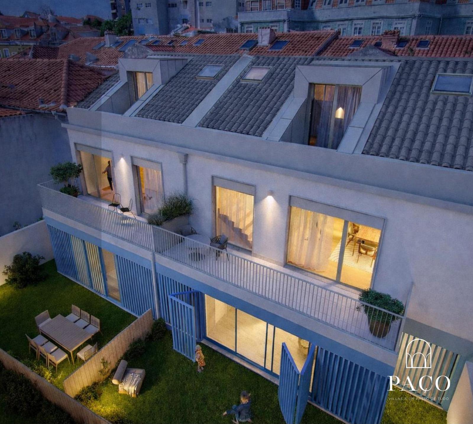 Moradias à noite com terraços iluminados