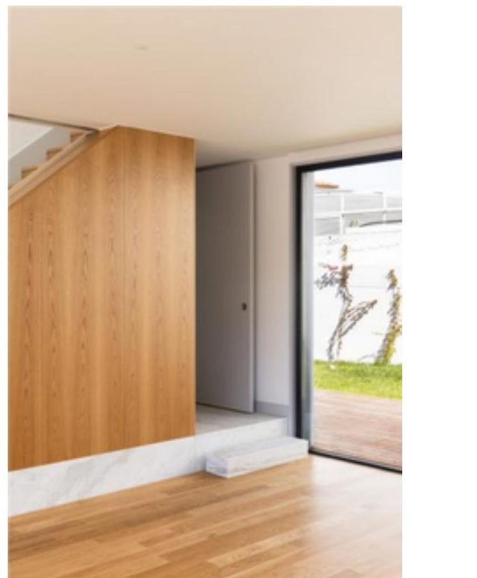 Interior com painéis e pavimento em madeira